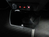 室内に小物を入れる収納スペースがあれば車内が片付きますね☆