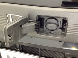 急速充電は車内のボタンを操作して開け、あとは充電コネクターを差すだけで充電開始します。簡単な充電操作と、フタの開け方を変えることで差し間違いを防げる安心感。