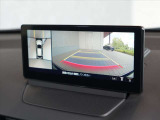 360度モニター搭載車ですので、低速時での不安を解消してくれます。この写真は右側はフロントカメラですが、後退時にはバックカメラにもなりますので歩行者や縁石なども確認することが可能です。