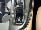 シフトレバー下部にドライブモードセレクトスイッチ・ブレーキホールドスイッチ・AUTO EV/HVスイッチ・パーキングブレーキスイッチ・VSC OFFスイッチが付いています。