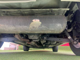 納車前にお車を持ち上げて入念に点検いたします。