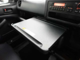 停車時に引き出して使用できるインパネテーブル