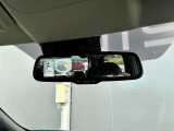 ルームミラーには、上から丸見えアラウンドビューモニターが写るので駐車が苦手な方には便利な装備になりますね♪