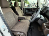 足元もゆったりで長時間の運転も疲れにくいフロントシートです。