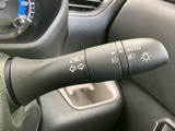 操作感も良好なウインカーレバー。直感的な操作で、スムーズな車線変更や右左折をサポートします。視認性の高いスイッチデザインもポイントです。