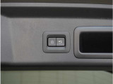 【パワーリアゲート】スイッチを操作することにより、リアゲートが自動で開閉します。自動開閉中のリアゲートを、半開以上の位置で止めることができます。