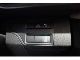 精巧に作りこまれたトグルスイッチにはハザードランプ、ドアロック、前後のデフロスターなど、頻繁に使用する機能をワンタッチで操作できます。