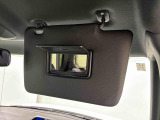 運転席、助手席共にサンバイザー&バニティミラー、運転席側にはチケットフォルダーも付いてます。