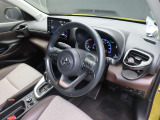 別角度からの運転席の画像です。ドリンクホルダーは重宝しますね♪