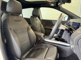 メルセデスのシートは、少し硬めに出来ておりますので、長時間の運転でも疲れにくく、安全にドライビングをお楽しみ頂けます