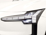 北欧神話に登場するトール神がもつハンマーをモチーフにしたT字型のポジションライトが印象的なLEDヘッドライト。一目でボルボだと認識出来ます。