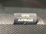 車両側方からの衝撃を緩和するSRSサイドエアバッグ(運転席/助手席)が付いてます