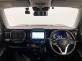 シンプルながら機能性、デザイン性あふれる運転席廻りです。視界性もよく、運転しやすいですよ。