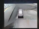 4つのカメラからの映像を合成して、車を上から見ているような絵を作りだしております。
