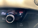 【シートヒーター(運転席・助手席)】シートを素早く温め、冬場でも快適にお使いいただけます。