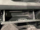 大きな荷物を収納できる、便利な助手席グローブボックス