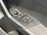 運転席ドアに集約されたパワーウィンドウスイッチで全窓をスマートに操作できます。