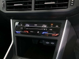 2ゾーンフルオートエアコン。運転席/助手席独立調整可能