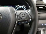 クルーズコントロール機能付きです。走行中に先行車の様子を検知しながら、設定した車速の範囲内で先行車との距離のキープを支援します。詳細は販売店スタッフまでおたずねください。