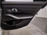 当社BMW認定中古車は全車保証付きでございます。また保証料金や整備費用はお見積書内の諸費用・税金に追加計上する事はございません。認定中古車保証付きのお支払総額でお見積りご依頼の上、他店とお比べください