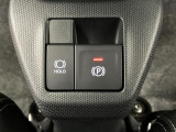 【電動パーキングブレーキ+オートブレーキホールド機能】 指先だけで簡単に操作が可能なパーキングブレーキ、スイッチを押すとブレーキペダルから足を離してもブレーキを保持できるオートブレーキホールド搭載。