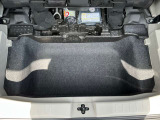 ラゲッジスペースの下にはさらにこんなに大きなラゲッジスペースがあるんですよ。洗車道具など普段使わないものはここに入れておけば見た目にもスッキリしますよね。