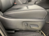 パワーシート搭載、微妙な調整が手軽にでき、ピッタリのポジションで運転することが可能です。