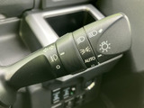 レバーには方向指示やライトに関する表示がまとめられ、必要な操作を目で確認しやすい構成です。運転中にも位置を把握しやすく、状況に応じた操作を支えてくれます。