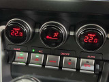 左右独立温度設定が可能なオートエアコンを装備