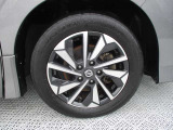 日産純正のアルミホイールが装着されてます。ボディデザインとマッチしておりカッコイイですね。