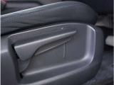 【運転席シートリフター】運転席シートリフターで座面を上げ下げできます。運転しても疲れにくい姿勢に調整できます。