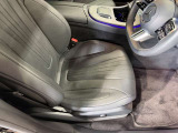 メルセデスのシートは、少し硬めに出来ておりますので、長時間の運転でも疲れにくく、安全にドライビングをお楽しみ頂けます