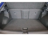 リアハッチドアが大きく開きますので、荷物の積み下ろしもしやすいです。トランクは広く、シートアレンジをすることで大きな荷物も乗ります。