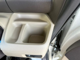 運転席側のドリンクホルダーは、小物置きと一体となっており家や車の鍵なども手元に置いておけます♪