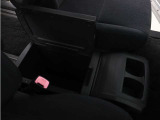 【センターコンソール】ドリンクホルダーと物置テーブルを備え、下部に大容量の収納BOXを完備!