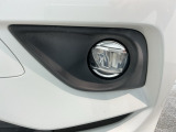 【フォグライト】霧などの悪天候時、自車の位置を示すとともに前方や路肩が見えずらい時、近い位置をワイドに照らしてくれます。