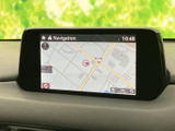 鮮明な地図表示で、安全運転をサポートします。最新の情報を反映し、スムーズなナビゲーションを可能にする機能が満載です。