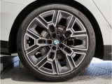 BMWの純正アロイホイールは軽量かつ強度にも優れているホイールで走行性能を引き上げる設計になっております。足元にもBMWは妥協がなくこだわっている個所になります。