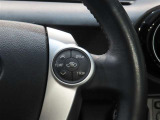右側ステアリングスイッチ。ステアリングから手を離さずに操作できるので、運転に集中できます。