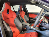 【コックピットシート】BMW車の主役席。車体中央にくる様に配置し車両重心とが一致する事でドライバーと車との一体感あるドライビングを実現。人間工学に基づき形成した形状が長時間のドライブ疲労も軽減します!