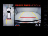 パノラミックビューモニターを装備。駐車場や交差点でクルマを真上から見るように周囲を確認できます。機能の詳細は販売店スタッフまでおたずねください。