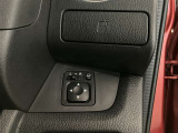 運転席側のカップホルダー・電動格納式ドアミラーの操作スイッチです。