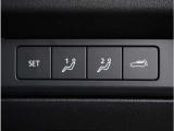 【メモリーシート】ドライバーごとに設定したシート位置を記憶して、ボタン一つで切り替えできる便利な機能。運転する方に合わせたシート位置となるので複数名が乗られるご家庭にオススメです。
