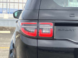 【LEDテールライト】後方車からの視認性も良く、ボディーラインに沿ったデザインは機能性とも両立されたランドローバーの特徴の1つです。