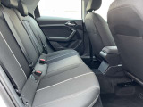 体を支えるためにシートを硬めにしております。長時間の運転でも疲れにくいように、サポート力重視で設計されております。