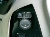 電動格納式ミラーなので、対向車などとのすれ違い時にも便利です。