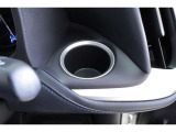 ハンドルの右側にドリンクホルダーがございます!手に取りやすい位置にありますので運転中の水分補給もラクラクです♪