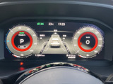 速度や周囲の状況など、運転に必要な情報をひと目で確認しやすい表示です。画面内の情報が見やすく整理され、出発前や走行中の確認をサポートします。
