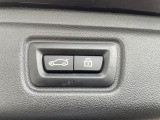 【パワーゲート】電動パワーゲートです。開閉がボタン1つで開け閉め行えます。また、状況に応じてのトランクハッチ開閉量を簡単に設定可能です。スマートオープナーも便利な機能です。ぜひお試しください。