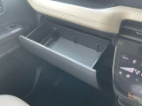 ダッシュボード助手席側上部にインストアッパーボックスがあり、収納に便利です。